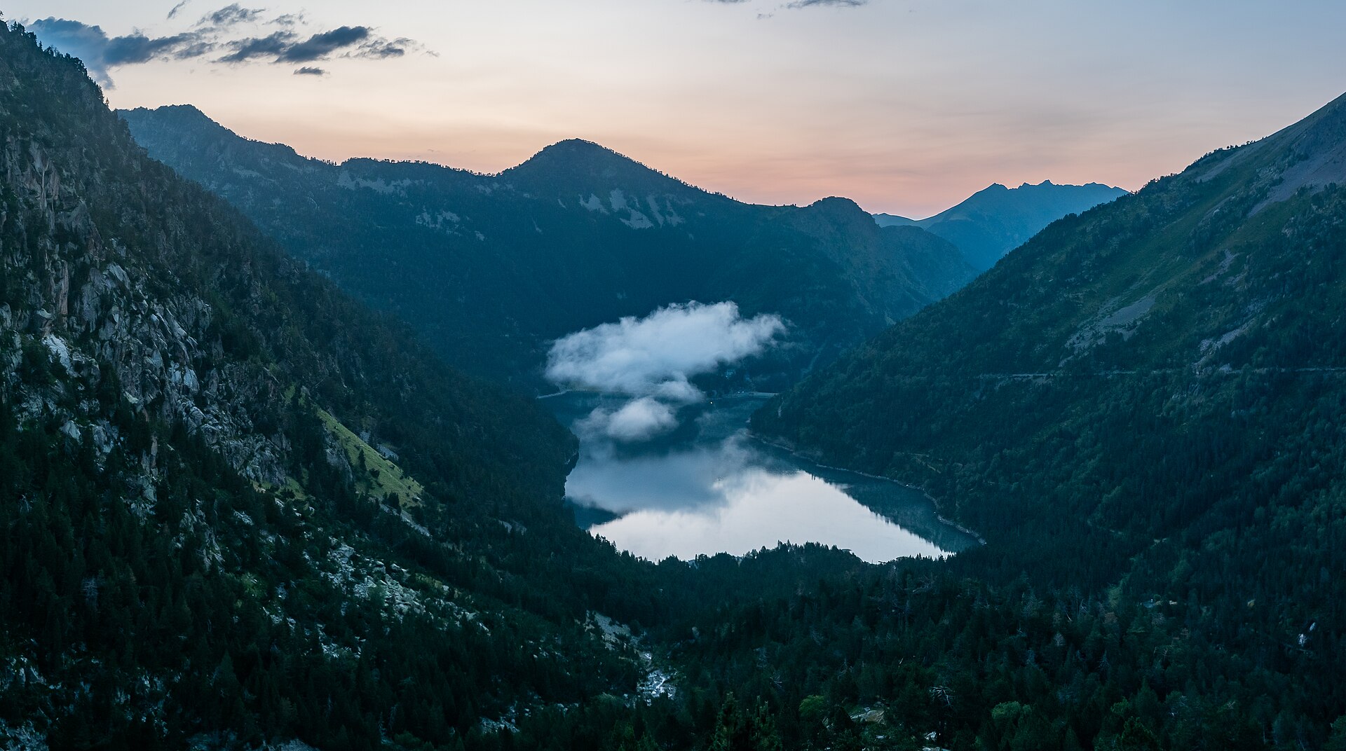 Vallée des Hautes-Pyrénées et lac dans la brume, au lever du jour